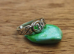 Banded Om Ring