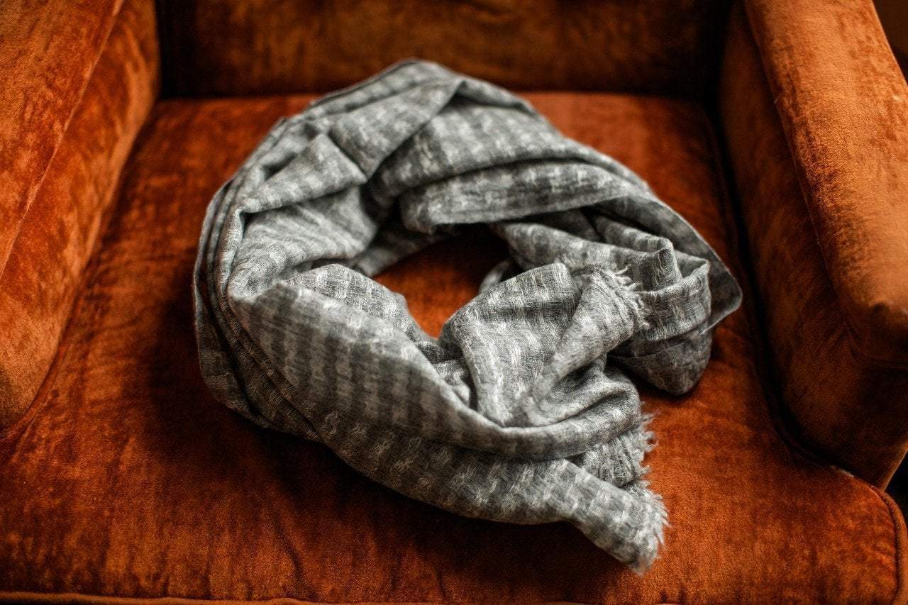 100% Cashmere Scarf in Textured Grey