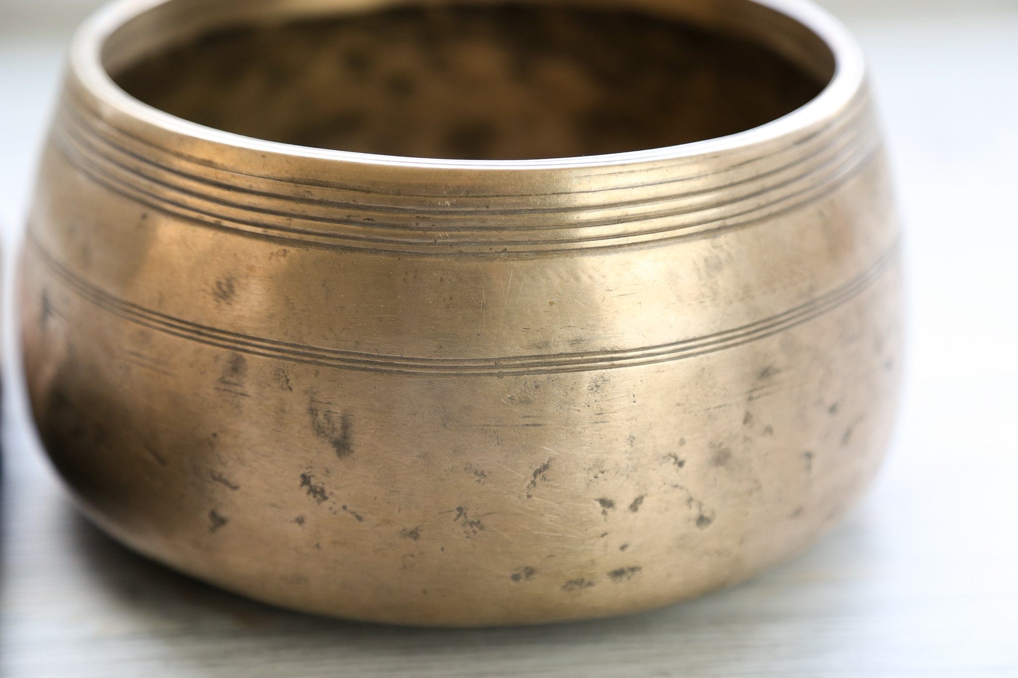 Antique Mani Singing Bowl - Third Eye Chakra 454Hz