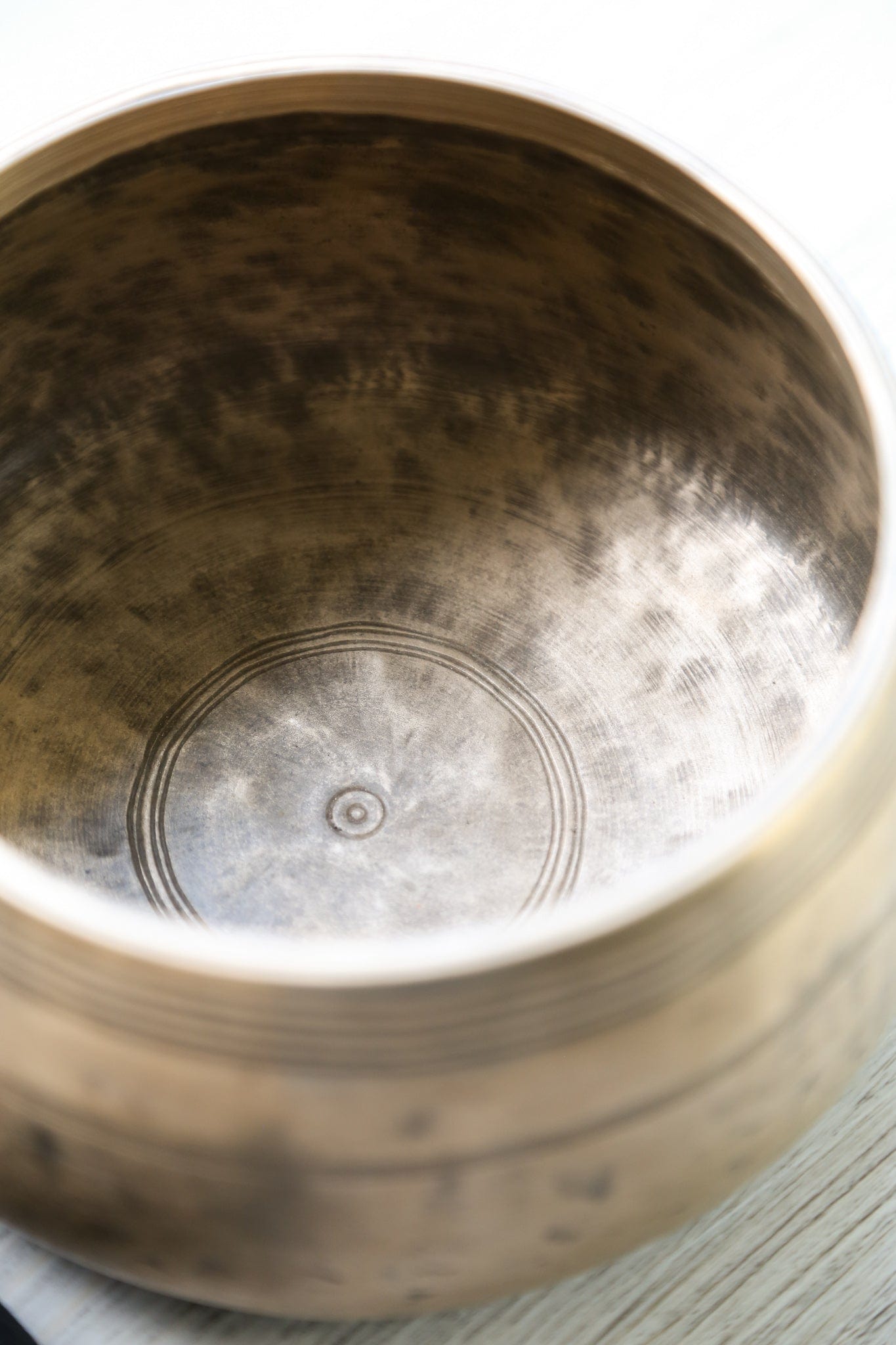 Antique Mani Singing Bowl - Third Eye Chakra 454Hz