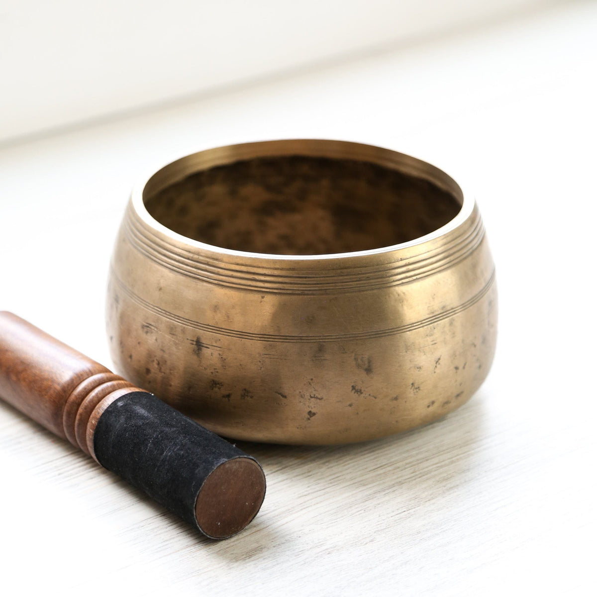 Antique Mani Singing Bowl - Third Eye Chakra 454Hz