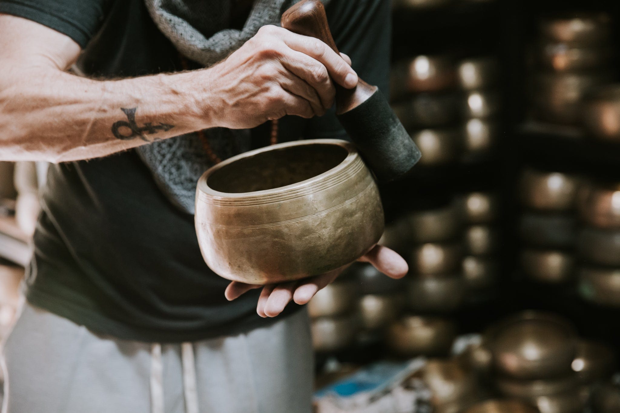Antique Mani Singing Bowl - Third Eye Chakra 447Hz