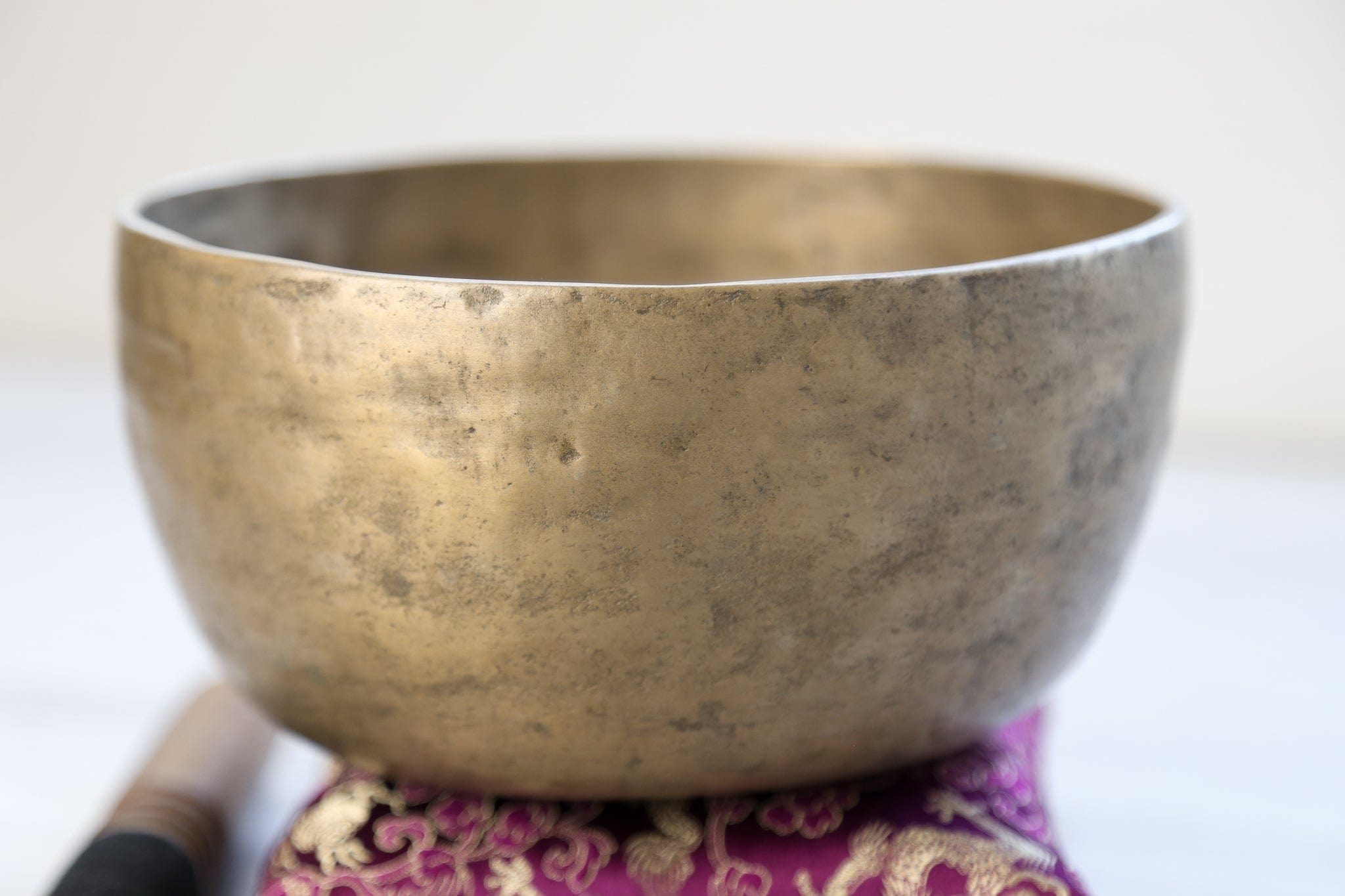 Antique Singing Bowl Throat Chakra 192 Hz