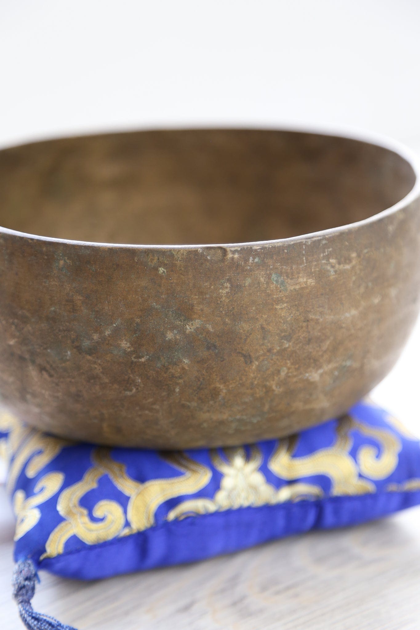 Antique Singing Bowl Throat Chakra 195 Hz